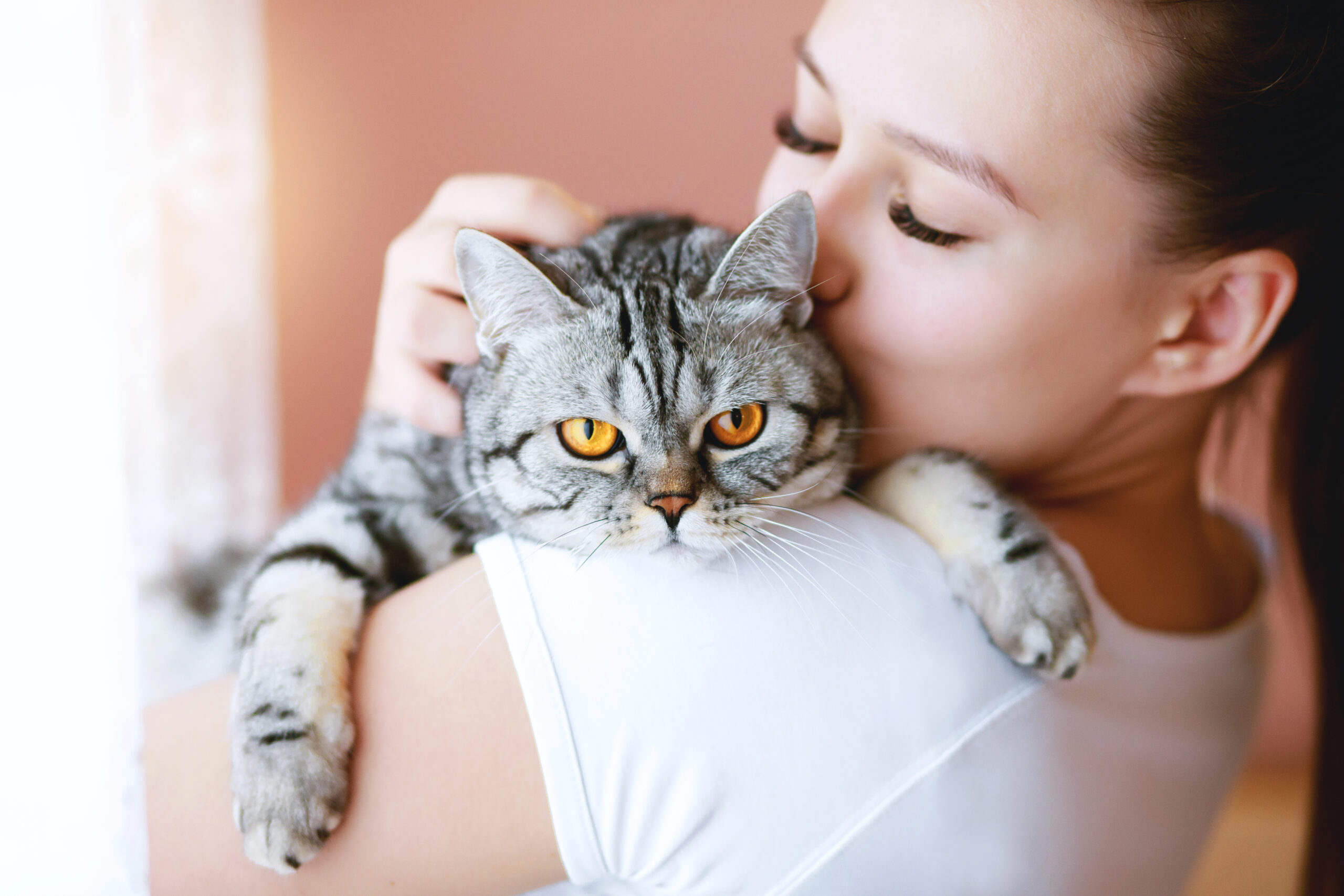 Mulher abraçando um gato