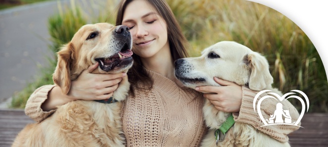 Mulher abraçando dois cachorros
