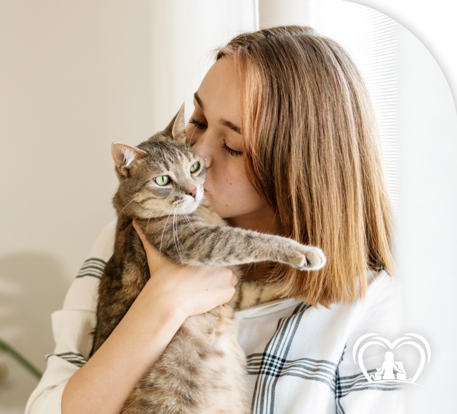 Mulher beijando um gato
