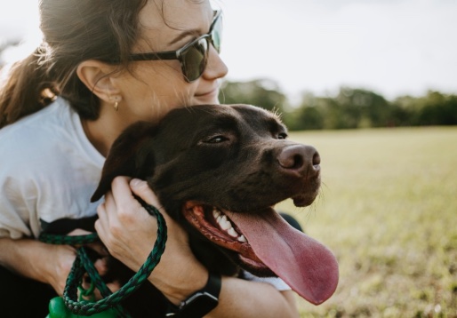 Mulher abraçando um cachorro