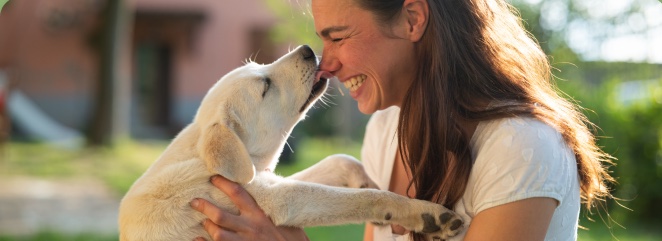 Mulher sorrindo com um cachorro